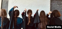 Студентки факультета искусствоведения Тегеранского университета снимают хиджабы в знак протеста против существующих порядков. Фото из соцсетей, точная дата съемки неизвестна