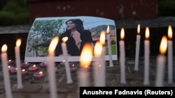 روشن کردن شمع به یاد مهسا امینی از سوی دانشجویان دانشگاه دهلی‌نو در هند