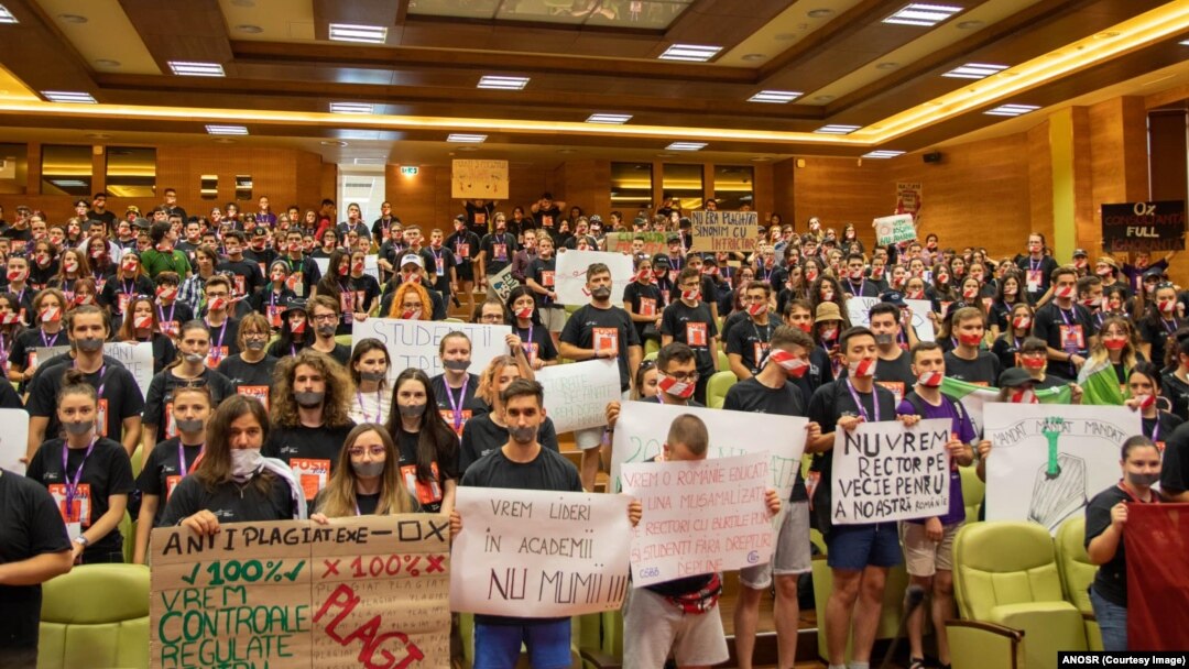 Asociațiile de studenți au cerut de multe ori ca mandatele rectorilor să nu fie limitate la două chiar dacă 