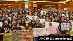 Studenții români, spre deosebire de colegii lor din Europa și SUA, nu au reguli clare și traininguri pentru prevenția cazurilor de hărțuire sexuală. 