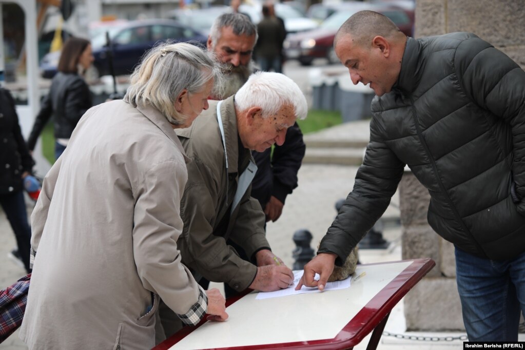 Nënshkrimi i peticionit kundër shkëmbimit të tokës nga Komuna e Graçanicës.