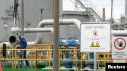 Повна зупинка постачання скоротить обсяги переробки нафти, що переробляються німецьким нафтопереробним заводом PCK, приблизно на 17% від 12 мільйонів метричних тонн на рік