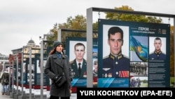 Expoziția stradală „Eroi cu o inimă veșnic rusă" cuprinzând fotografii ale militarilor care au luptat în Ucraina, Moscova, 17 octombrie 2022