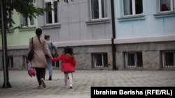 Një filloriste duke shkuar në një shkollë fillore në Prishtinë. 