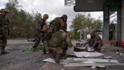 Ushtarë të vdekur rusë kudo nëpër qytetin e çliruar ukrainas