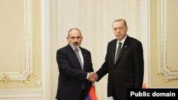Премьер-министр Армении Никол Пашинян (слева) и президент Турции Реджеп Тайип Эрдоган, Прага, 6 октября 2022 г. 