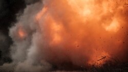 Minele antitanc și explozivii plantați de ruși sunt detonați de echipa de deminare de urgență a poliției naționale ucrainene în apropierea orașului recent eliberat Lîman, din regiunea Donețk.