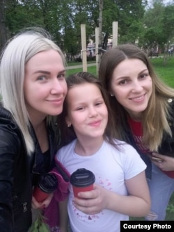 Вероніка, Олена Суслова (зліва) та мама Вікторія (справа)