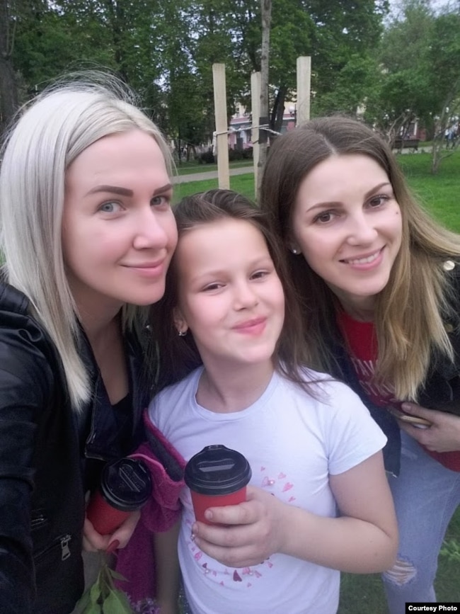 Veronika, Olena Suslova (izquierda) y madre Victoria (derecha)