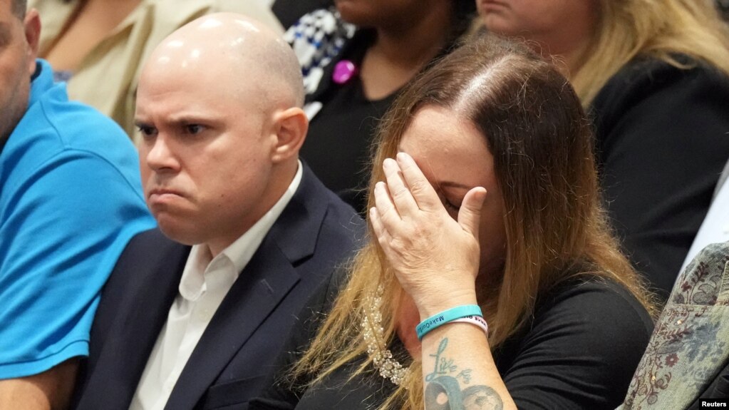 Ilan dhe Lori Alhadeff, vajza e së cilës Alyssa u vra në shkollë, reagojnë ndaj vendimit të jurisë për të mos rekomanduar dënimin me vdekje për sulmuesin.  Florida, SHBA, 13 tetor 2022.