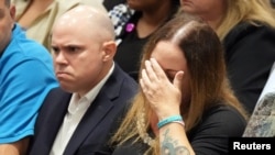 Ilan i Lori Alhadeff, čija kćerka Alyssa je ubijena u školi, reaguju na odluku porote da ne preporuči smrtnu kaznu napadaču. Floridaa, SAD, 13. oktobar 2022.
