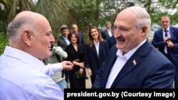 ფოტო არქივიდან: ასლან ბჟანია და ალიაქსანდ ლუკაშენკა 