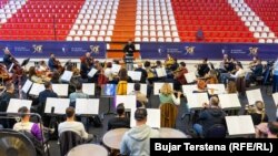 Orkestra e Filharmonisë së Kosovës gjatë provave për shfaqjen. Shfaqja për ceremoninë e shënimit të 50-vjetorit të themelimit të Baletit Kombëtar të Kosovës, shënon herën e parë të shoqërimit nga Orkestra e Filharmonisë së Kosovës.
