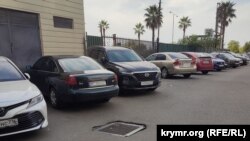 Автомобили с российскими и украинскими номерными знаками в Батуми