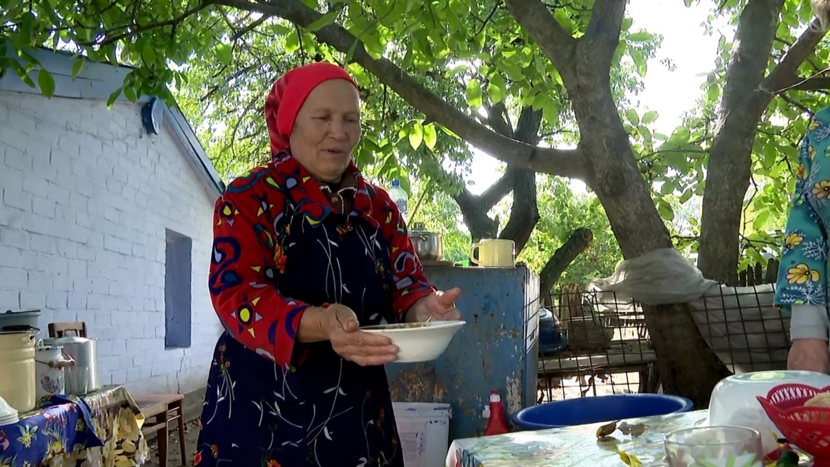 russian-woman-welcomes-ukrainian-troops-in-liberated-village