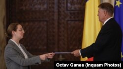 Înainte de depunerea jurământului, Deca a vorbit despre „misiunea” pe care o are de a pune „în operă viziunea România Educată” și a anunțat că va „operaţionaliza” proiectul atât în literă cât și în spiritul celor declarate de președintele Klaus Iohannis.