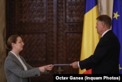 Ligiei Deca, fosta consilieră a președitelui Klaus Iohannis, ajunsă ministră la Educație, i se cere demisia.