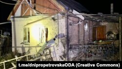 Пошкоджений російськими обстрілами будинок у Нікополі (архівне фото)