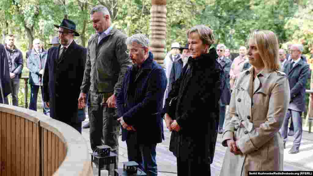 Присутні запалали лампадки в пам&rsquo;ять безвинно загиблих і на знак того, що воєнні злочини не мають терміну давності