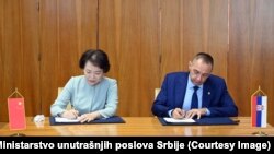 Ministar unutrašnjih poslova Srbije Aleksandar Vulin i ambasadorka Kine u Srbiji Čen Bo potpisuju 28. septembra sporazum kojim će Kina Srbiji donirati Srbiji sistem 112 koji objedinjuje hitne službe. 