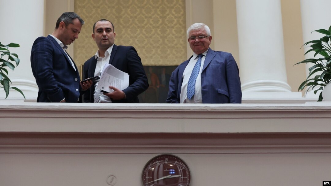 Представители на ГЕРБ дойдоха на срещата, организирана от БСП, но представители на БСП няма да отидат на срещата, организирана от ГЕРБ.