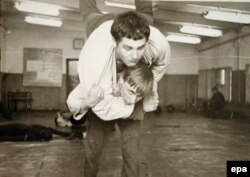 Tânărul Vladimir Putin (jos) în timpul unei lupte de antrenament cu colegul Vassily Shestakov la ora de judo a unei școli de sport din Sankt Petersburg, 1971.