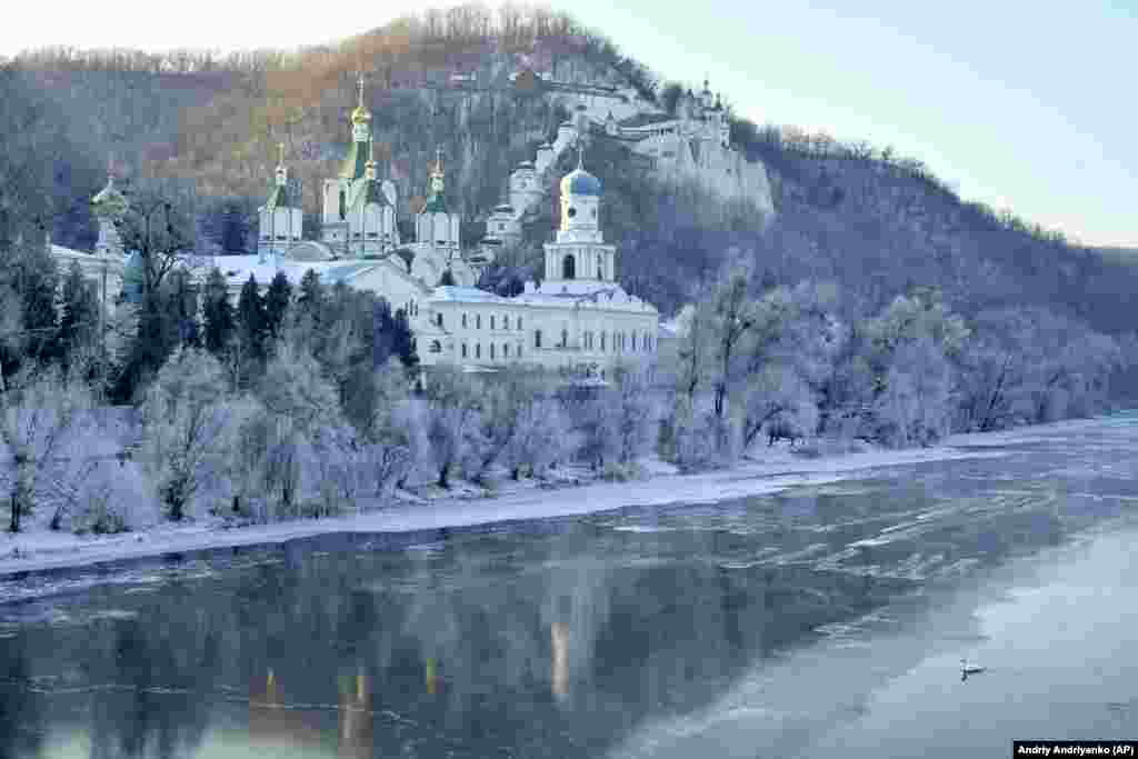 Свято-Успенська Святогірська лавра на схилі річки Сіверський Донець, 21 грудня 2021 року &nbsp;