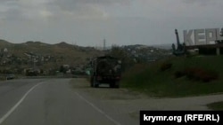 Кілька днів тому в Керчі фіксували колону російської військової техніки із символами «V»