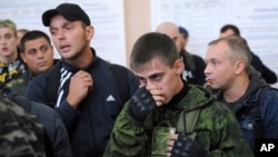 Збогум со солзи и верски благослови додека Русите тргнуваат во војна против Украина
