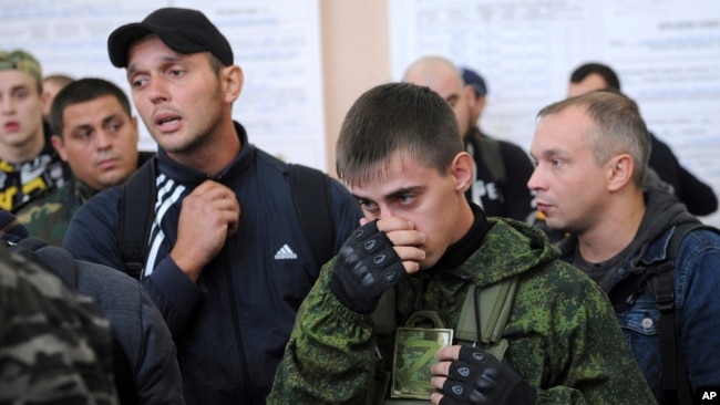 Lot dhe lutje teksa rezervistët rusë nisen për luftë