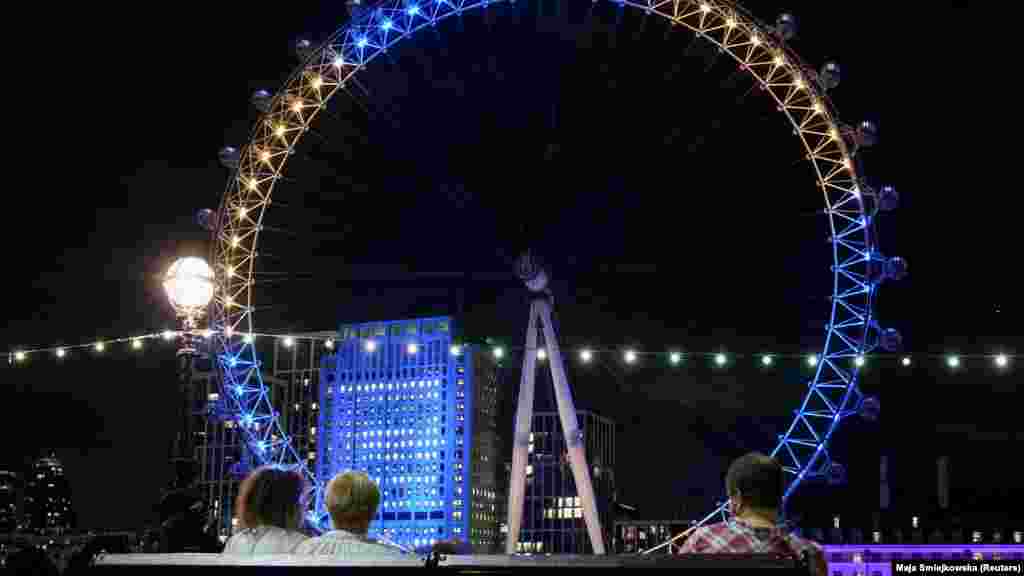 London Eye, iluminat în galben și albastru pentru a marca 30 de ani de independență a Ucrainei, la 24 august.