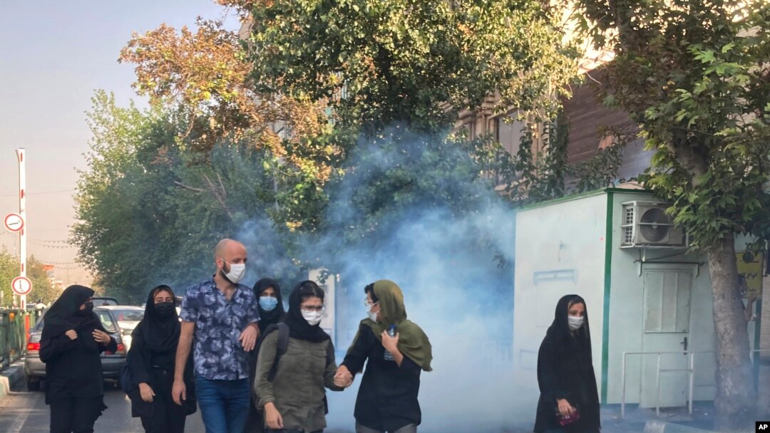Rastjerivanje demonstranata suzavcem ispred Univerziteta u Teheranu, Iran, 1. oktobar. 