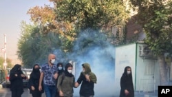 Rastjerivanje demonstranata suzavcem ispred Univerziteta u Teheranu, Iran, 1. oktobar. 