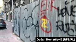 Na beogradskim ulicama i dalje su prisutni simboli ideologije koja je ubila Dušana Jovanovića