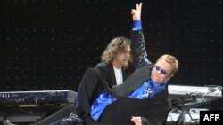  През 2007 година Елтън Джон изнесе благотворителен концерт за битката със СПИН на Площада на независимостта в украинската столица Киев. 