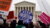 Grupet pro-abortit duke protestuar para Gjykatës Supreme të SHBA-së. Fotografi nga arkivi. 
