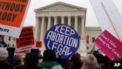 Pristalice prava na abortus protestuju ispred Vrhovnog suda SAD u Vašingtonu, 22. januar 2016.