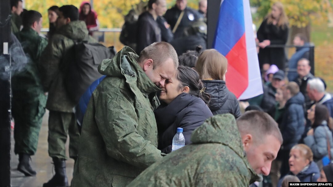 Руски регрути се збогуваат со роднините во канцеларијата за регрутирање во Москва во почетокот на октомври
