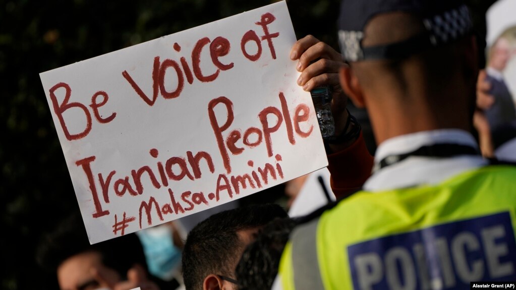 جهان در حال تماشای اعتراضات مردم ایران است