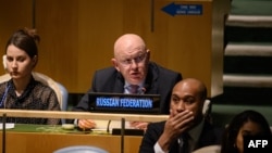 Постпред России при ООН Василий Небензя (в центре)