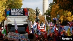 Mii de oameni protestau în octombrie la Paris împotriva scumpirii vieții, 16 octombrie 2022.
