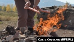 Горящий газ просачивается из-под земли в Красноярском крае