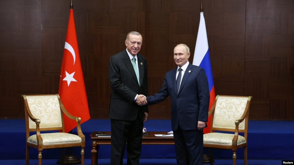 Türkiya prezidenti Rejep Tayıp Erdoğan men Resey prezidenti Vladimir Putin Astanada. 13 qazan 2022 jıl.