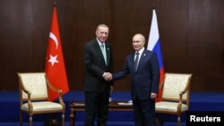 Президент РФ Владимир Путин с президент Турции Реджеп Тайип Эрдоган (слева)