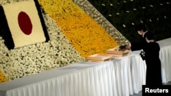 Princi i Kurorës së Japonisë, Akishino, dhe Princesha Kiko, duke vendosur kurora lulesh gjatë ceremonisë shtetërore të varrimit të ish-kryeministrit japonez, Shinzo Abe. 
