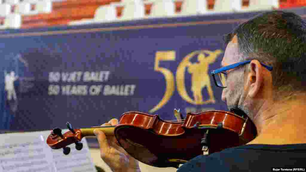 Një violinist duke luajtur në violinë gjatë provave.&nbsp;