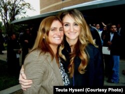 Teuta Hyseni me nënën e saj gjatë diplomimit të Teutës në Universitetin Luterian të Teksasit, dhjetor 2011.