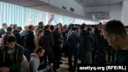 Tineri ruși la centrul de servicii publice din Oral, Kazahstan, pe 26 septembrie 2022.