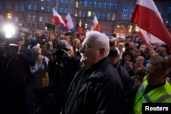  Лех Валенса на митинг против правосъдната промяна на ръководещите в Полша, която целеше да сложи под техен надзор Върховния съд 