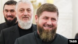 Глава Чечни Рамзан Кадыров, депутат Госдумы РФ Адам Делимханов (на втором плане) и глава парламента Чечни Магомед Даудов (на заднем плане)